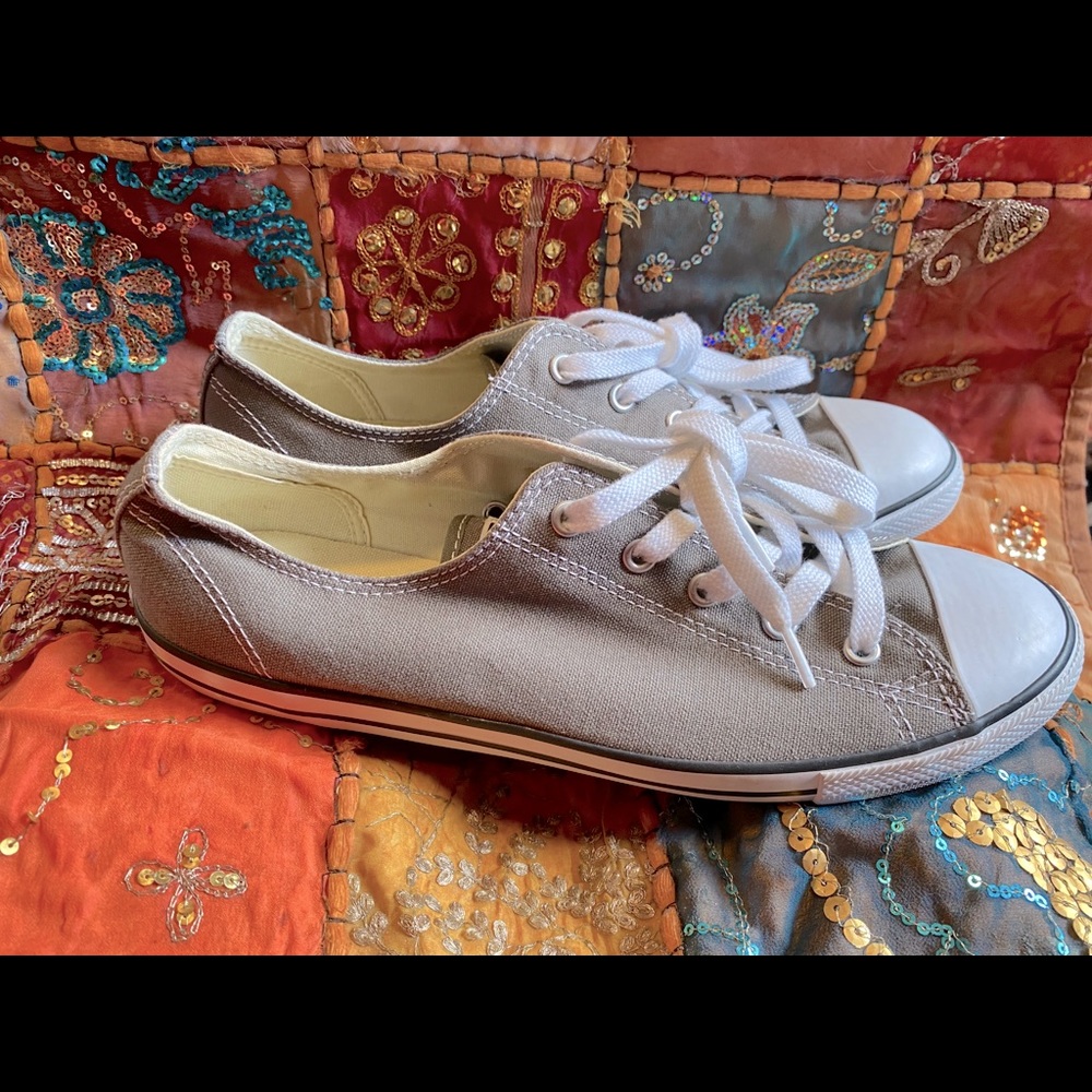 Converse - Women’s Dainty Sneakers